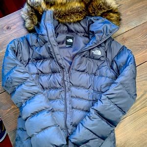 Women’s North Face cinched waist ski coat with detachable faux fur lining.
